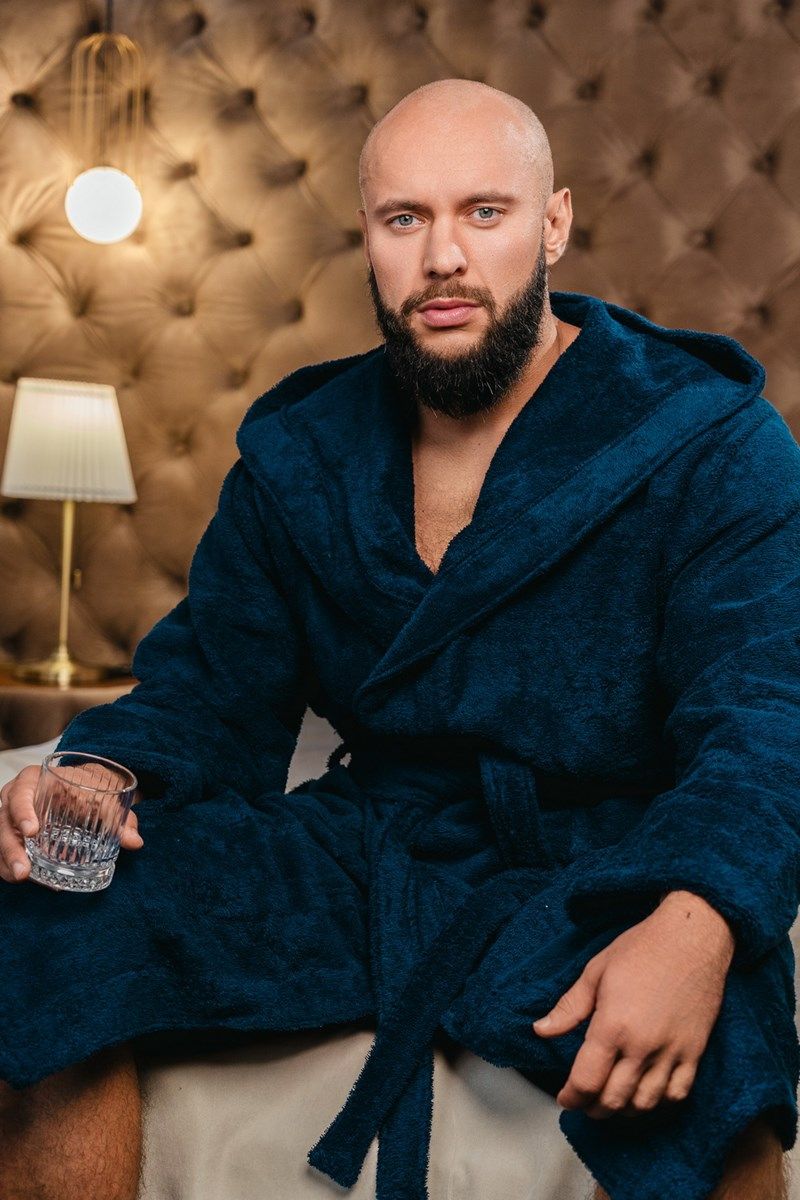 снимок Халат махровый с капюшоном, темно-синий с вышивкой от магазина BIO-TEXTILES ОПТ
