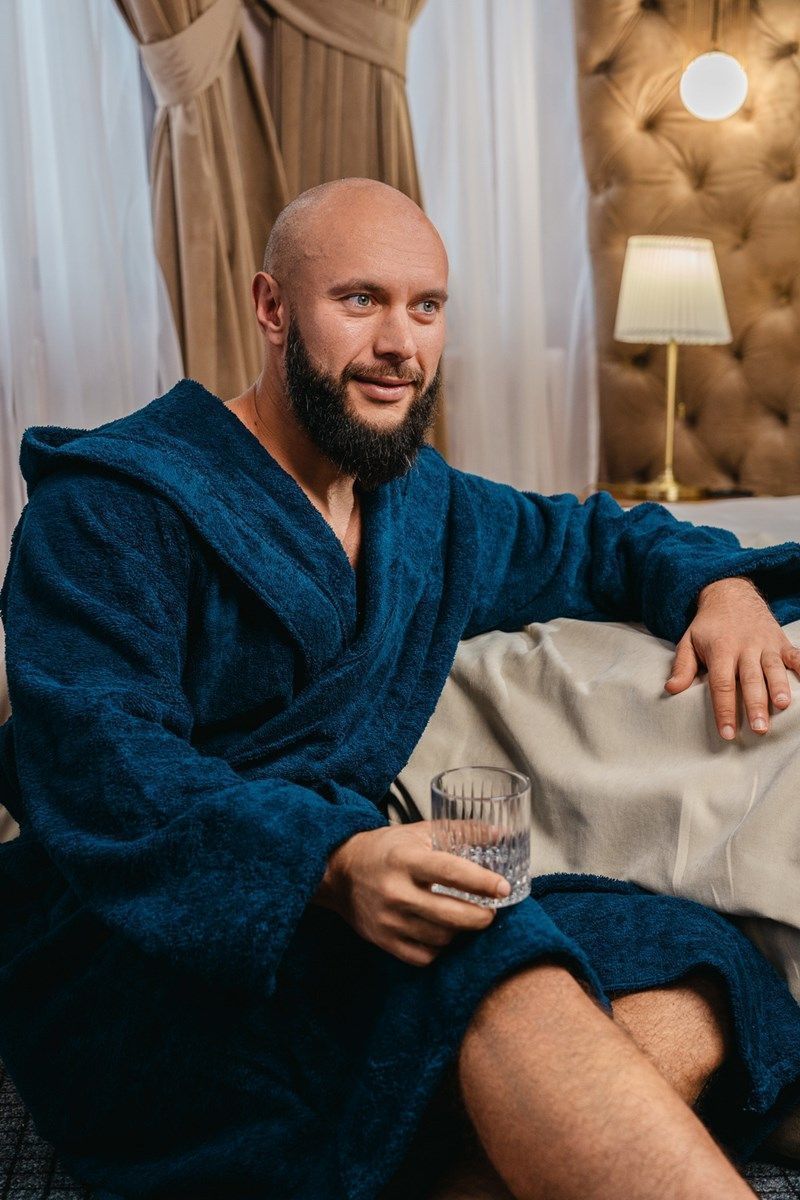снимок Халат махровый с капюшоном, темно-синий с вышивкой от магазина BIO-TEXTILES ОПТ
