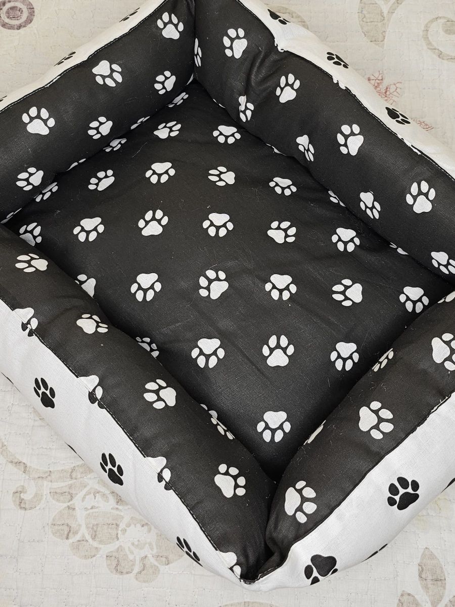 снимок Лежак для кошек и собак "лапки черные" от магазина BIO-TEXTILES ОПТ
